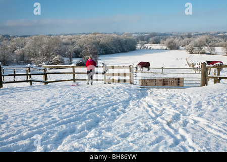 Una coperta di neve Kennet Valley in inverno dalle colline intorno a Padworth, Berkshire, Regno Unito Foto Stock