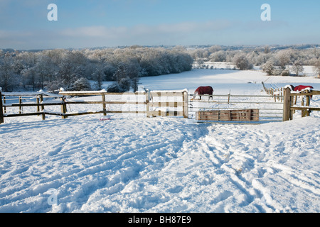 Una coperta di neve Kennet Valley in inverno dalle colline intorno a Padworth, Berkshire, Regno Unito Foto Stock