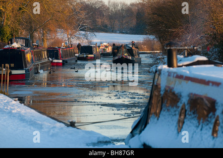 Imbarcazioni strette sul congelati Llangollen Canal in inverno, Ellesmere, Shropshire, Regno Unito Foto Stock