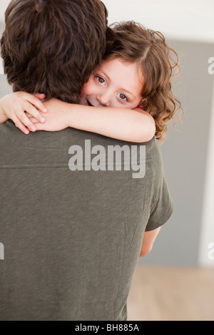 Padre e figlia avvolgente Foto Stock