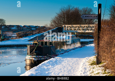 In inverno la neve su Llangollen Canal a Ellesmere, North Shropshire, Inghilterra, Regno Unito Foto Stock