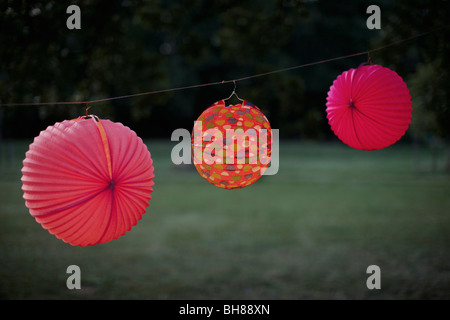 Tre lanterne di carta appeso uno stendibiancheria Foto Stock