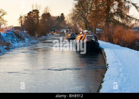 Strette barche ormeggiate sulla congelati Llangollen Canal in inverno a Ellesmere, Shropshire, Inghilterra, Regno Unito Foto Stock