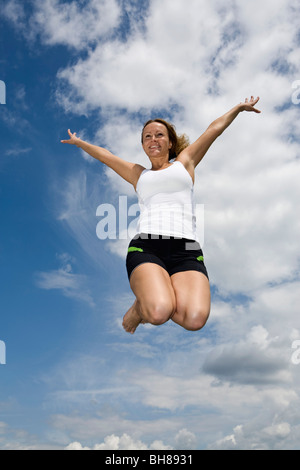 Una donna che si tuffa mid-air Foto Stock