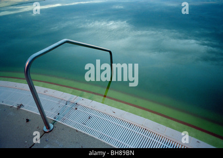Bordo di un oscuro piscina Foto Stock