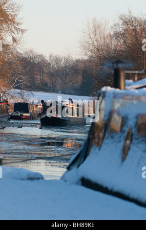 Imbarcazioni strette sul congelati Llangollen Canal in inverno, Ellesmere, Shropshire, Regno Unito Foto Stock