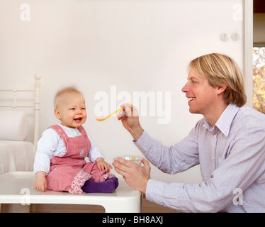 Il padre del bambino di alimentazione Foto Stock