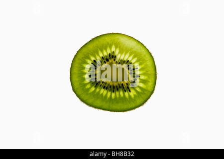 Una fetta di un organico di kiwi su un lightbox Foto Stock