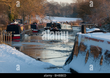 Imbarcazioni strette sul congelati Llangollen Canal in inverno, Ellesmere, Shropshire, Regno Unito Foto Stock