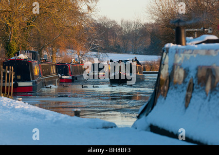 Imbarcazioni strette sul congelati Llangollen Canal in inverno, Ellesmere, Shropshire, Regno Unito Foto Stock