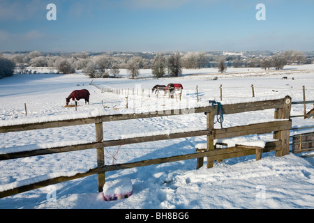 Una coperta di neve Kennet Valley in inverno dalle colline intorno a Padworth, Berkshire, Regno Unito Foto Stock