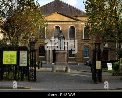 Statua di John Wesley all'ingresso della cappella di Courtyard Wesley City Road Londra Inghilterra Foto Stock