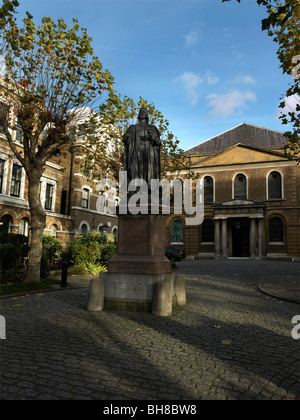 Statua di John Wesley all'ingresso della cappella di Courtyard Wesley City Road Londra Inghilterra Foto Stock