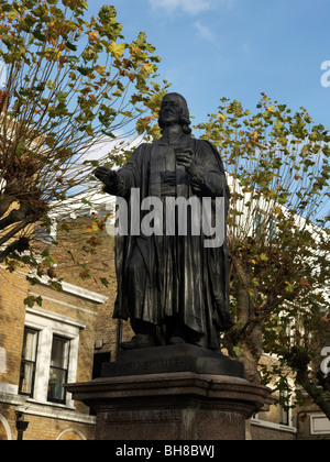 Statua di John Wesley all'ingresso della cappella di Courtyard Wesley City Road Londra Inghilterra Foto Stock
