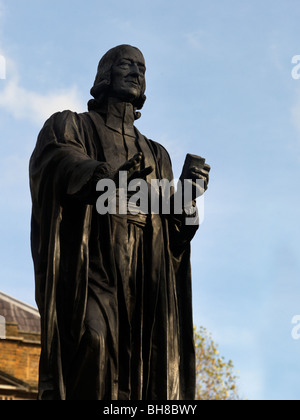 Statua di John Wesley all'ingresso della cappella di Courtyard Wesley City Road Londra Inghilterra Foto Stock