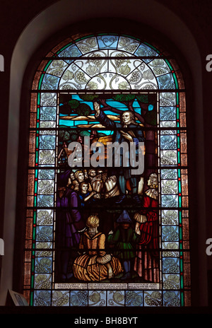 Wesley's Chapel City Road Islington London England vetrate colorate Di John Wesley predicando su un verde di villaggio sotto a. Albero Foto Stock