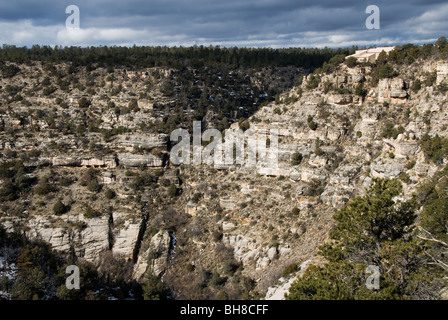 Centro visitatori e rovine da Rim Trail Walnut Canyon National Monument in Arizona USA Foto Stock