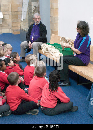 UK.La scuola i bambini in visita al Museo di Storia Naturale di Londra Foto Stock