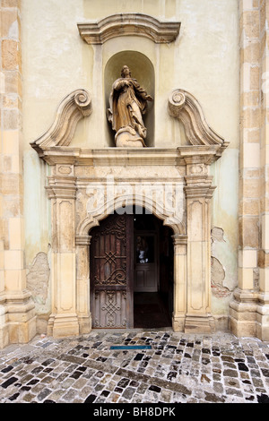 Ingresso principale della cattolica chiesa francescana in Cluj Napoca Romania Foto Stock
