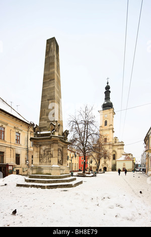 Carolina monumento e chiesa francescana in Piata Muzeului Cluj Napoca Romania Foto Stock