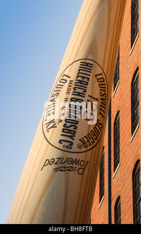 Il grande pipistrello è un grande replica in scala ridotta della bat progettato per Babe Ruth negli anni venti a Louisville, Kentucky Foto Stock