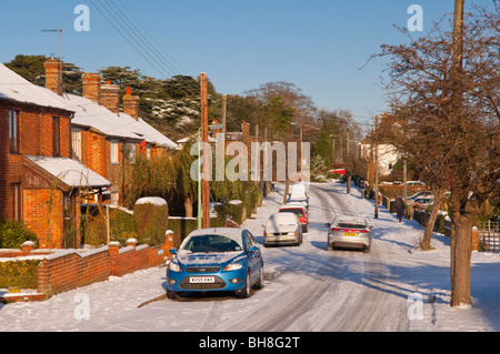 Una foto che mostra la neve su una strada ungritted in un abitato in Beccles , Suffolk , Inghilterra , Inghilterra , Regno Unito Foto Stock