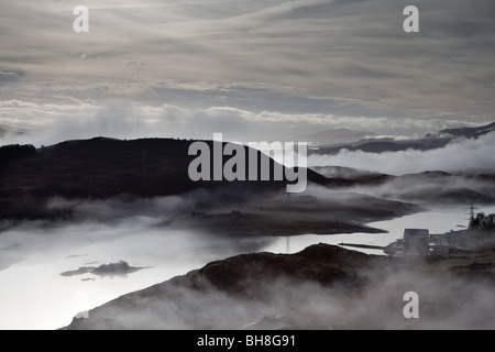 Serbatoio Tanygrisiau e Powerstation, con la Trawsfynnydd smantellata centrale nucleare visibile in distanza. Foto Stock