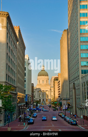 Market Street fluisce verso il Campidoglio nel centro di Indianapolis, Indiana Foto Stock