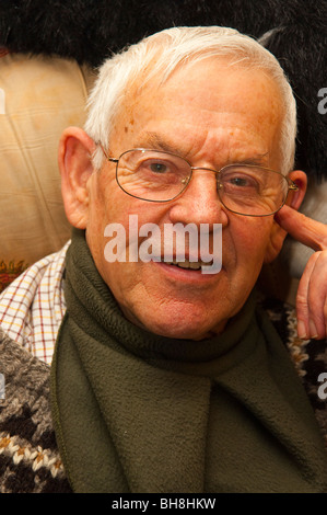 Un Modello rilasciato fino in prossimità di un uomo anziano nei suoi primi anni ottanta nel Regno Unito Foto Stock