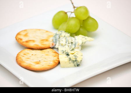 Blu danese Formaggi e biscotti con uve impostato su una piastra bianca Foto Stock