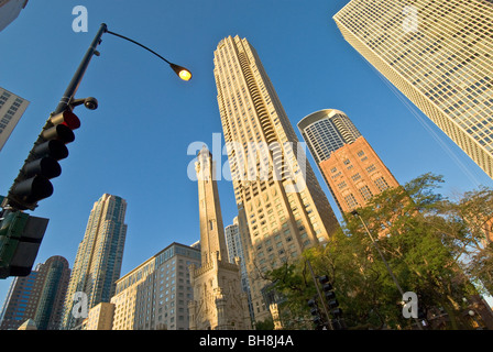 Centro citta' che circondano il vecchio Chicago Water Tower a Chicago, Illinois Foto Stock