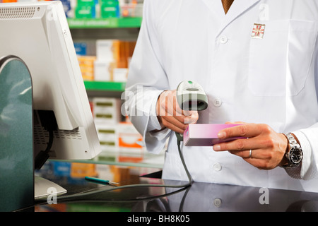 Vista ritagliata del farmacista medicina di scansione con lettore di codici a barre Foto Stock