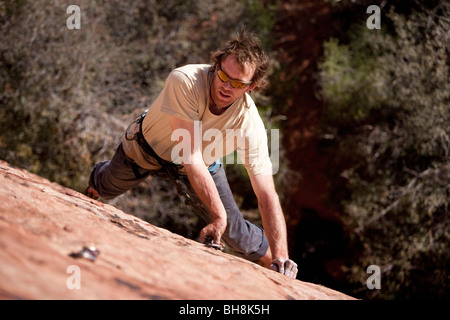 Uomo rock climbing, Red Rocks National Monument, Nevada, STATI UNITI D'AMERICA Foto Stock