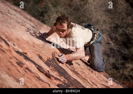 Uomo rock climbing, Red Rocks National Monument, Nevada, STATI UNITI D'AMERICA Foto Stock