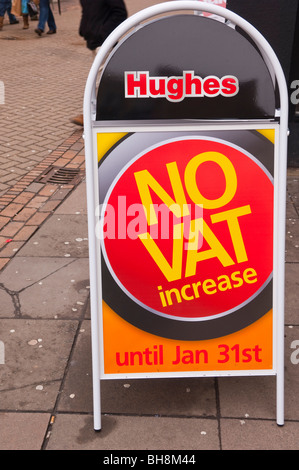 Un segno pubblicità nessun aumento IVA al di fuori di un quadro elettrico di memorizzare nel centro città di Norwich , Norfolk , Inghilterra , Inghilterra , Regno Unito Foto Stock