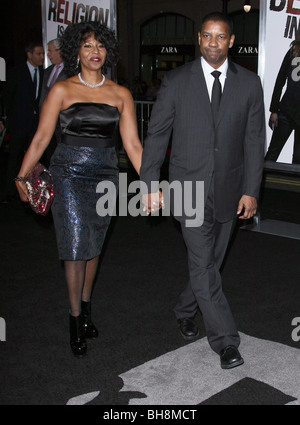 PAULETTA WASHINGTON DENZEL WASHINGTON IL LIBRO DI ELI LOS ANGELES PREMIERE HOLLYWOOD Los Angeles CA USA 11 Gennaio 2010 Foto Stock