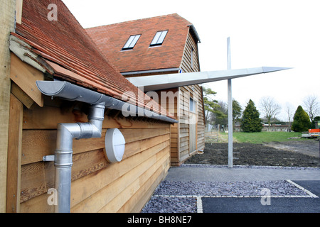 Il vecchio fienile ristrutturazione con le tradizionali travi in legno di quercia e moderni elementi Foto Stock