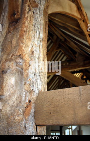 Il vecchio fienile ristrutturazione con le tradizionali travi in legno di quercia e moderni elementi Foto Stock