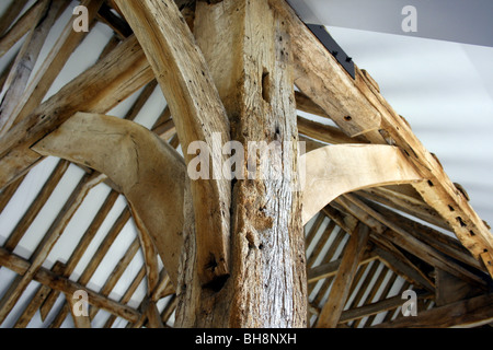 Il vecchio fienile ristrutturazione con le tradizionali travi in legno di quercia e moderni elementi Foto Stock