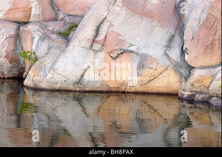 Roccia di granito si riflette nel lago George, Killarney Provincial Park, Ontario, Canada Foto Stock