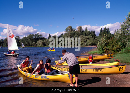Burnaby, BC, British Columbia, Canada - Persone in canoa, la canoa e la vela sul lago di cervi, noleggio barche, Barche in affitto, estate Foto Stock