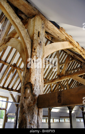 Il vecchio fienile ristrutturazione con le tradizionali travi in legno di quercia e moderni elementi Foto Stock