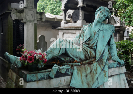 La tomba di Miecislas Kamienski, un soldato polacco ucciso alla battaglia di Magenta nel 1859, nel cimitero di Montmartre, Parigi. Foto Stock