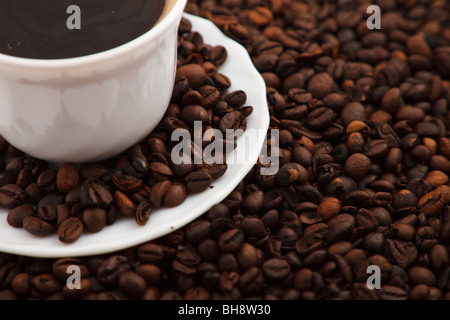 Tazza di caffè con piattino di fagioli Foto Stock