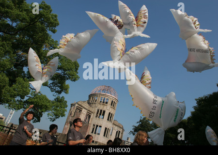 Il atomico ( una bomba atomica) Dome di Hiroshima Parco del Memoriale della Pace di Hiroshima, Giappone, 6 agosto 2005. Foto Stock