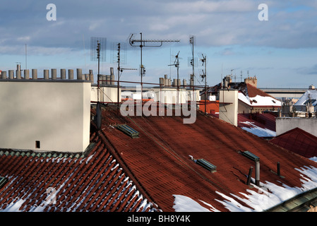 Tetto di tegole della città vecchia con il moderno antenne sul tetto Foto Stock