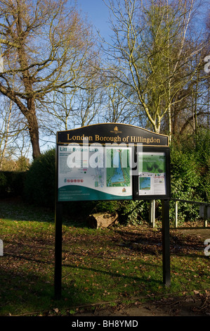 London Borough of Hillingdon Consiglio firmi e bacheca a Little Britain lago Cowley Middlesex West London REGNO UNITO Foto Stock