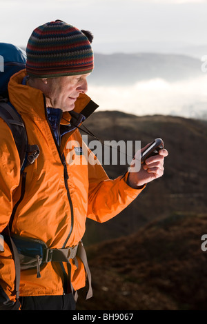 Escursionista con unità GPS Foto Stock