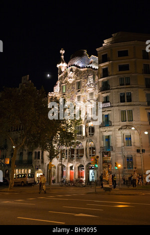 La facciata della Casa Batllo dell architetto Antoni Gaudi di notte, Barcellona, in Catalogna, Spagna Foto Stock