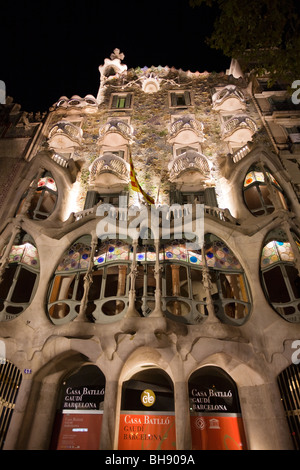 La facciata della Casa Batllo dell architetto Antoni Gaudi di notte, Barcellona, in Catalogna, Spagna Foto Stock